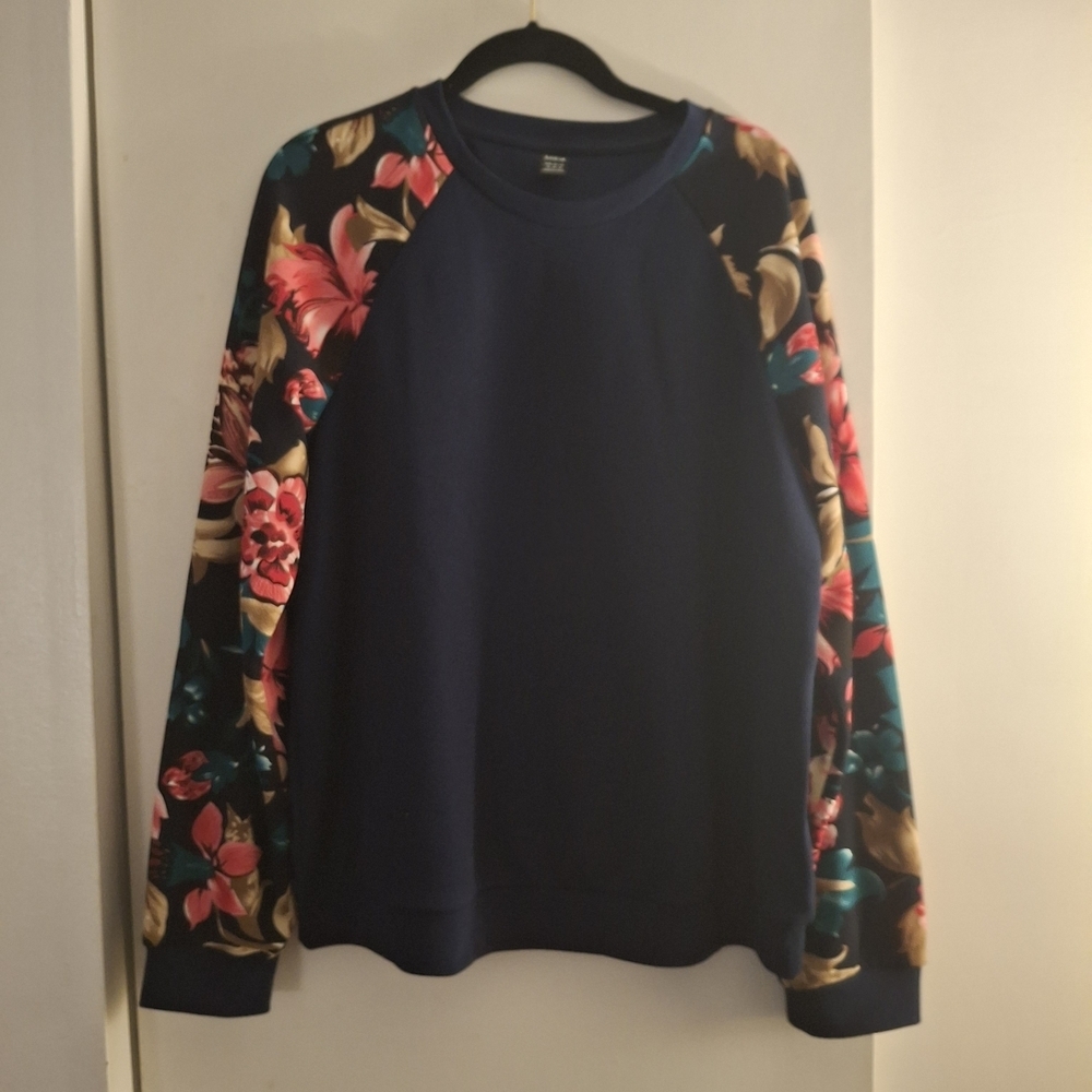 SHEIN Woman's Navy Crewneck Sweatshirt With Floral Raglan Sleeves
